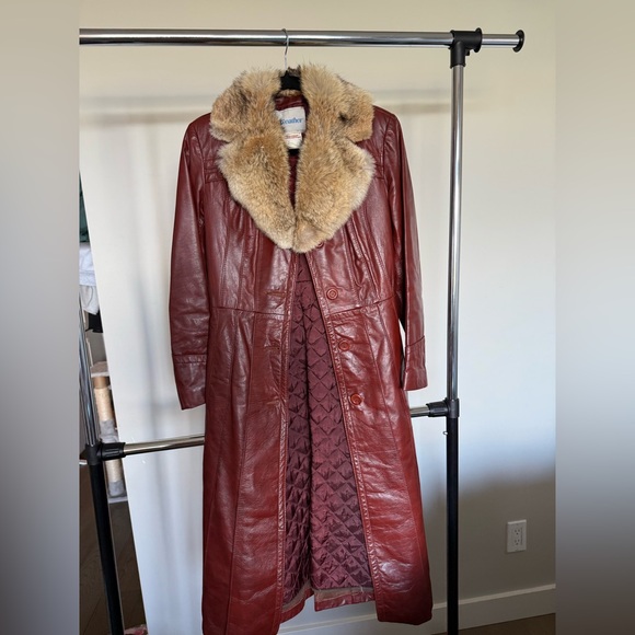 VINTAGE CHERRY RED LEATHER COAT W/ FUR TRIM - Picture 3 of 6